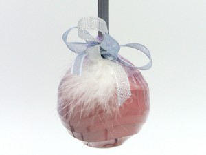 Boule de Noël rose en chocolat lait